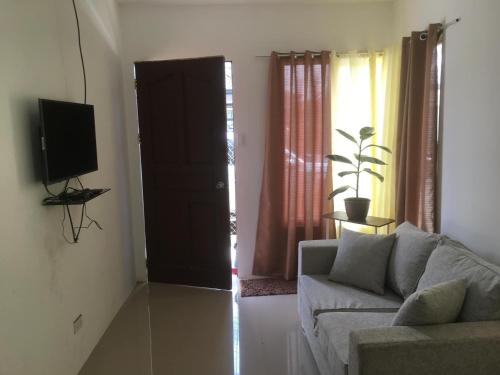 TV a/nebo společenská místnost v ubytování 2BR Whole House Transient for Rent