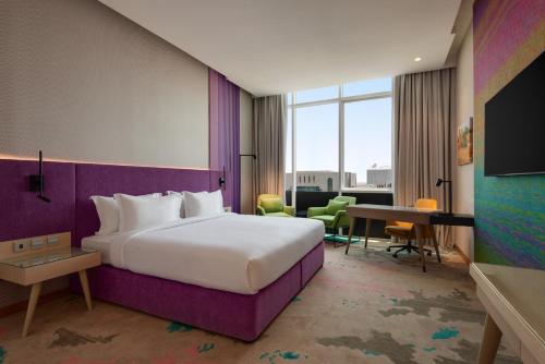 Postel nebo postele na pokoji v ubytování La Quinta by Wyndham Abu Dhabi Al Wahda