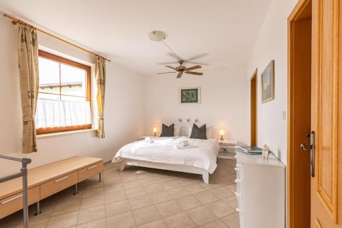 Ένα ή περισσότερα κρεβάτια σε δωμάτιο στο Luxury 10-bed villa with view pool playground