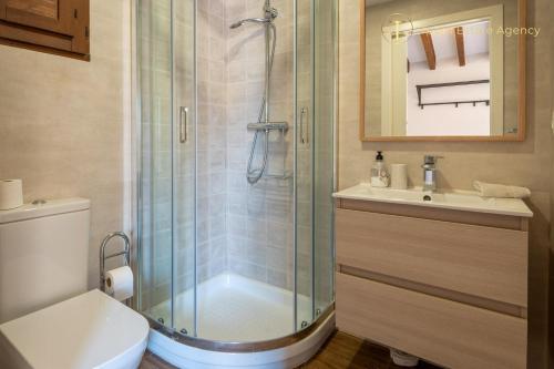 Ένα μπάνιο στο Luxury Sea View Villa with Optional privat Heated Pool