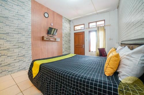 Postel nebo postele na pokoji v ubytování Artana Hotel Pangalengan by My Hospitality