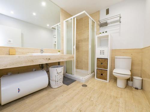 ein Badezimmer mit Toilette und Waschbecken in der Unterkunft Cubo's Apartment Sol Andalusi in Alhaurín de la Torre