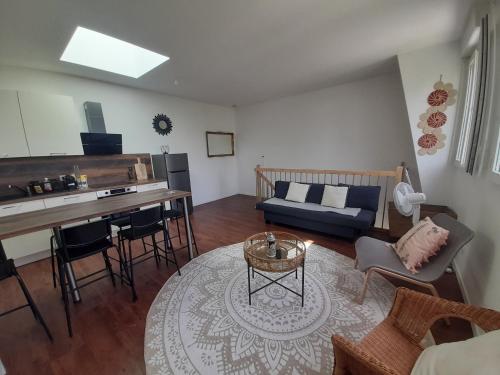 un salon avec un piano et un canapé dans l'établissement Appart dans petit chateau en centre ville, à Lagny-sur-Marne