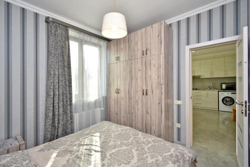 un dormitorio con una cama y una ventana en Jrvezh Family House, en Jrvezh
