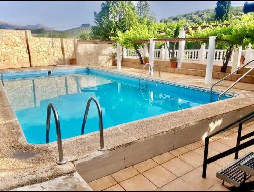 a large swimming pool with blue water at Alojamiento Julian in Quesada