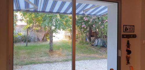 une porte ouverte avec vue sur la cour dans l'établissement LA PETITE BICOQUE au fond du jardin, à Quillan