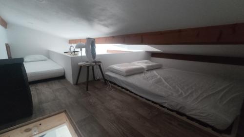 une chambre avec un lit et une télévision dans l'établissement appart studio-F1 Montpellier de Medillan -Royan 38 euros la nuit, à Montpellier-de-Médillan