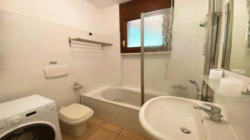 un bagno con un water, una vasca e un lavandino di Magia del Lago a Stresa