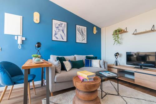 Authentic Madrid Experience -Plaza Mayor 7min walk - Spectacular view - Champagne