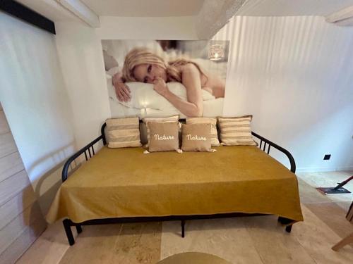 un lit dans une chambre avec un tableau sur le mur dans l'établissement CALANQUE DE MORGIOU, à Cassis