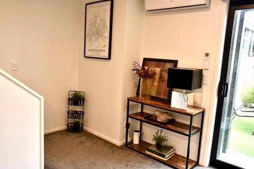 Μια τηλεόραση ή/και κέντρο ψυχαγωγίας στο Close to Arena and one kilometer from Railway station onsite EV car park
