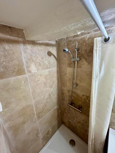 une douche dans une salle de bain avec un mur carrelé dans l'établissement CALANQUE DE MORGIOU, à Cassis