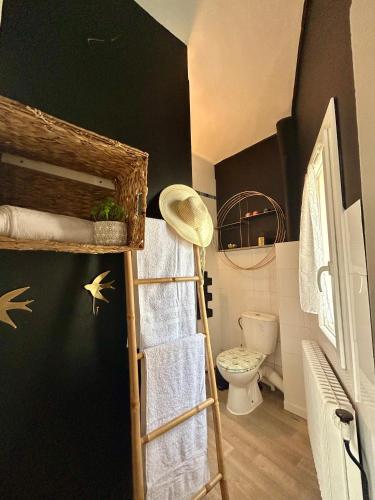 La salle de bains est pourvue d'une échelle et de toilettes. dans l'établissement LE BOTANICA Bel appartement situé à 5 min de la gare d'Angers, à Angers