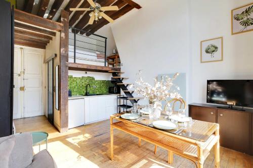 un salon avec une table et une télévision dans l'établissement Modern flat - 1BD-4P - Arts et Métiers, à Paris