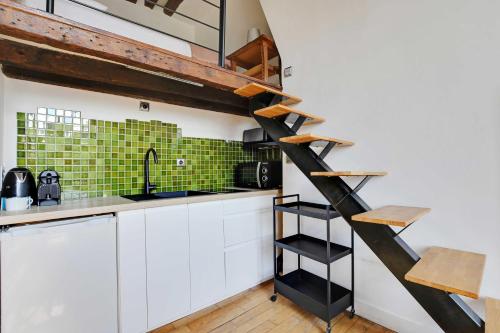 - un escalier en colimaçon dans une cuisine revêtue de carrelage vert dans l'établissement Modern flat - 1BD-4P - Arts et Métiers, à Paris