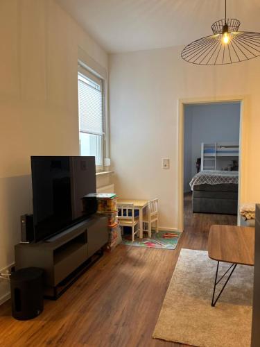 Μια τηλεόραση ή/και κέντρο ψυχαγωγίας στο Modernes Apartment, 2 Zimmer, Küche, Playmobil Funpark