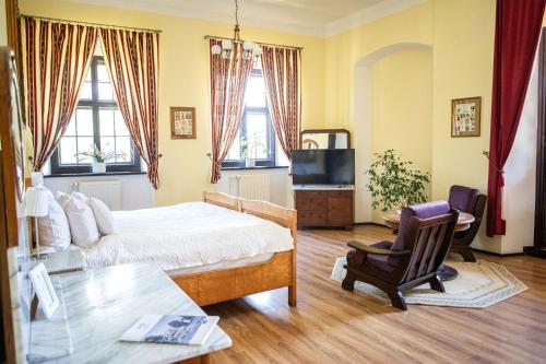 a bedroom with a bed and a desk and a chair at Pałac Krobielowice in Kąty Wrocławskie