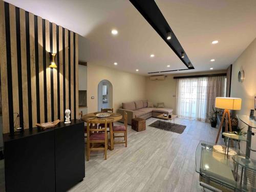 Χώρος καθιστικού στο Tirana Apt near Lake & Blloku Area