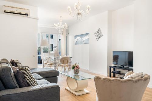 Big Central Barcelona Flat - 4BR for 7