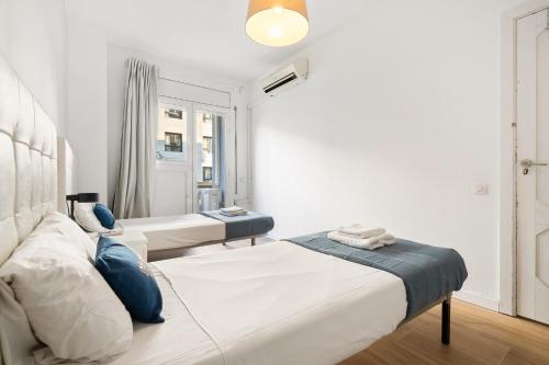 Big Central Barcelona Flat - 4BR for 7