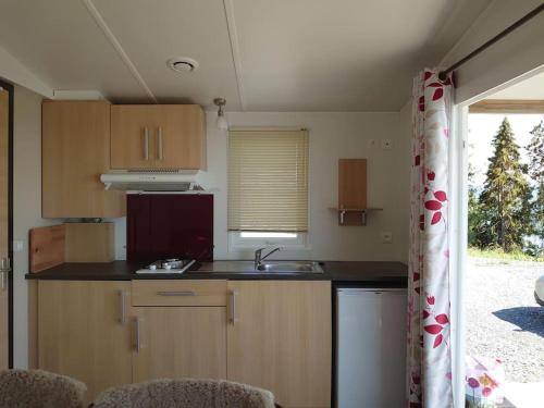 Køkken eller tekøkken på Litj-stua - innholdsrikt minihus med stor utsikt