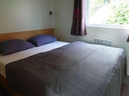 En eller flere senge i et værelse på Litj-stua - innholdsrikt minihus med stor utsikt