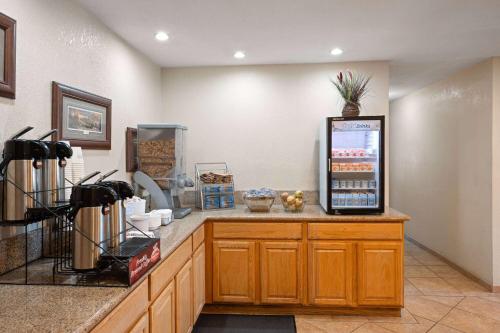 una caffetteria con un bancone con un refrigeratore per bevande di Super 8 by Wyndham Susanville a Susanville