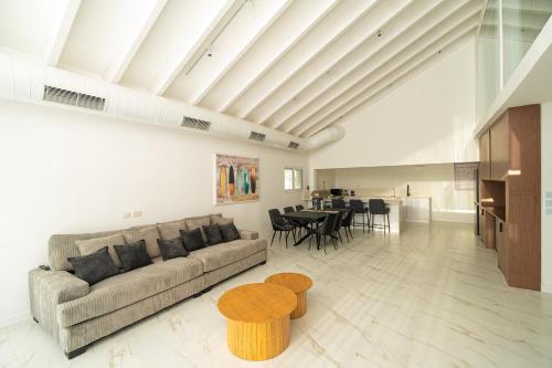 Posezení v ubytování Stunning Villa with Pool in Herzliya Pituah