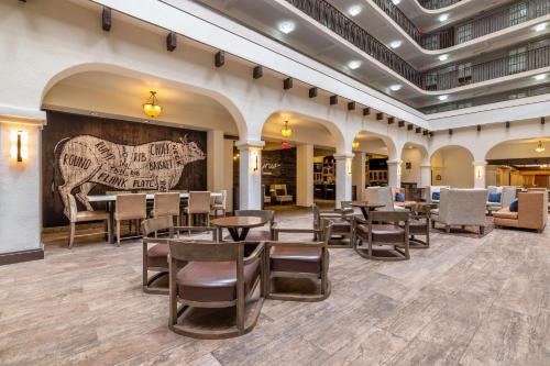 Χώρος καθιστικού στο Embassy Suites by Hilton Tulsa I-44