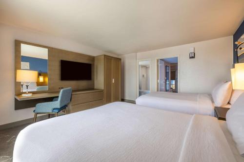 Ένα ή περισσότερα κρεβάτια σε δωμάτιο στο Embassy Suites by Hilton Tulsa I-44
