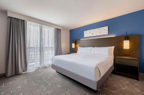 Ένα ή περισσότερα κρεβάτια σε δωμάτιο στο Embassy Suites by Hilton Tulsa I-44
