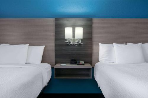 Кровать или кровати в номере La Quinta by Wyndham Weatherford