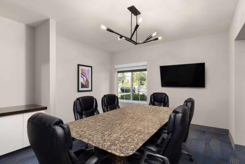 a conference room with a table and chairs at La Quinta by Wyndham Santa Clarita - Valencia in Stevenson Ranch