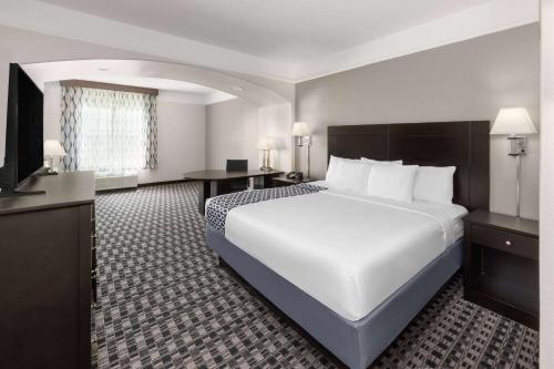ディアー・パークにあるLa Quinta by Wyndham Deer Parkの大きなベッドとテレビがあるホテルの部屋