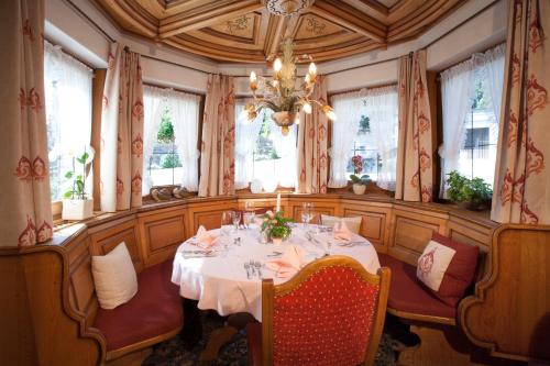 Un restaurante o sitio para comer en Hotel Margit