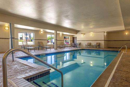スーフォールズにあるLa Quinta by Wyndham Sioux Fallsのテーブルと椅子付きのホテル内のプールを利用できます。