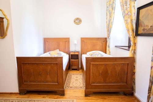 a bedroom with two beds and a window at Pałac Krobielowice in Kąty Wrocławskie