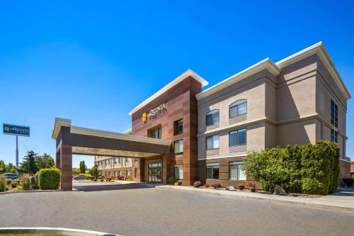 a rendering of a hotel with a parking lot at La Quinta by Wyndham Kennewick in Kennewick