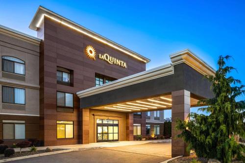 a rendering of the front of a hotel at La Quinta by Wyndham Kennewick in Kennewick
