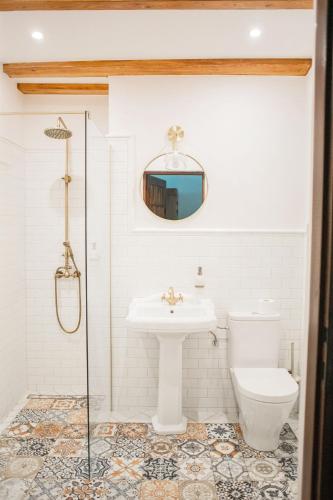 a bathroom with a sink and a toilet at Pałac Krobielowice in Kąty Wrocławskie