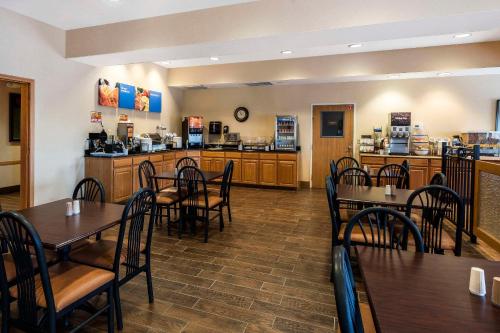 a dining room with tables and chairs in a restaurant at Comfort Inn & Suites Walla Walla in Walla Walla