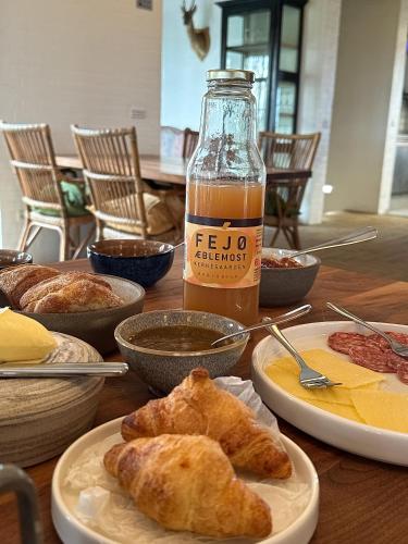 - une table avec des assiettes de nourriture et une bouteille de bière dans l'établissement Vejrø Resort - Vejroe Resort, à Vejrø