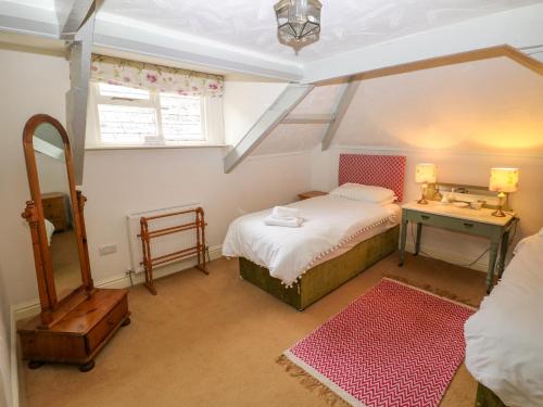 Un dormitorio con una cama, un lavabo y un espejo. en Bay View Apartment, en Tenby