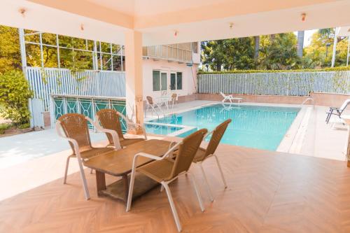 Bazén v ubytování The Nikunj Hotels nebo v jeho okolí