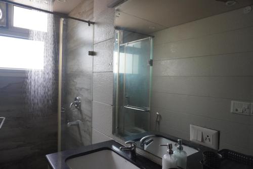 Welstays VIP Road Cozy 2BHKにあるバスルーム