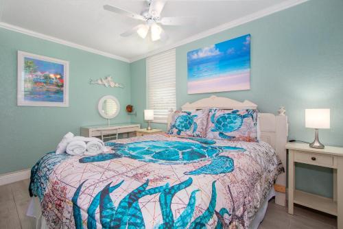 1 dormitorio con 1 cama con una colcha temática de peces en Clearwater Beach Suites 204, en Clearwater Beach
