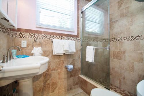 un baño con lavabo y ducha en Clearwater Beach Suites #203, en Clearwater Beach