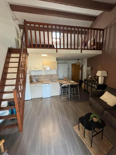 Il dispose d'une cuisine et d'un salon avec un escalier. dans l'établissement La Plage dorée Appartement T1 Magnifique vue mer, à Sanary-sur-Mer