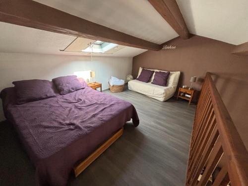 une chambre avec un lit et un canapé dans l'établissement La Plage dorée Appartement T1 Magnifique vue mer, à Sanary-sur-Mer