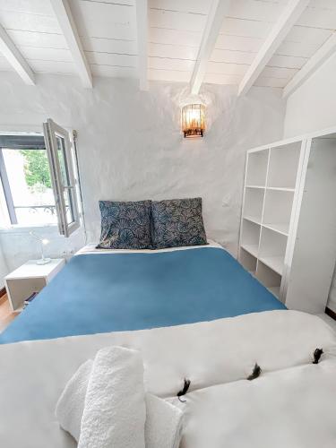 a white bedroom with a large bed in a room at Calme Jardin & Parking prox Royan Appart 2 in Médis